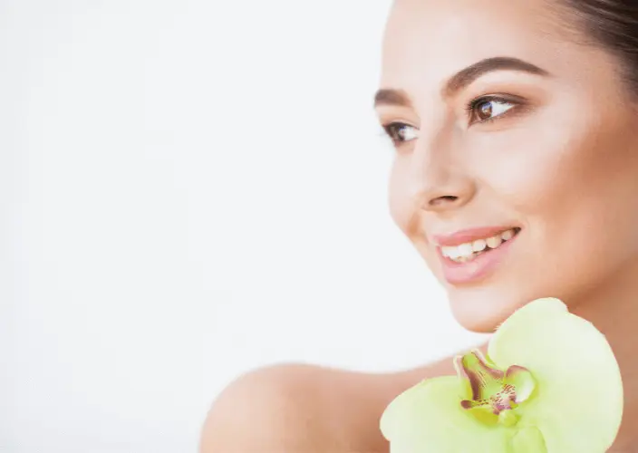 Vrouw met verzorgde huid/Femme à la peau soignée