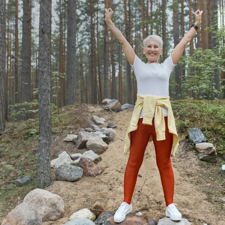 Señora feliz en el campo