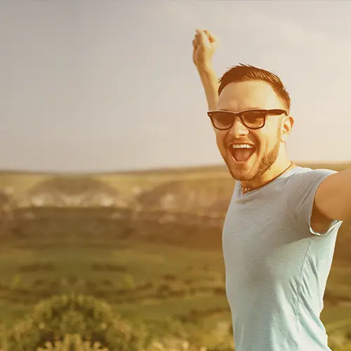 Hombre feliz y con energía