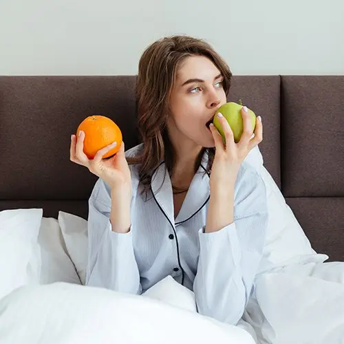 Mujer consumiendo frutas que ayudan a dormir mejor en verano.