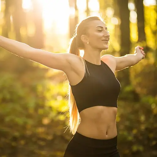Mujer enérgica al aire libre disfrutando de bienestar gracias al magnesio