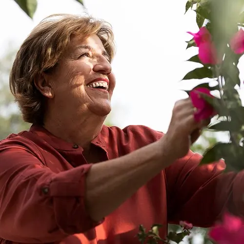 Mujer en la menopausia practicando hábitos saludables para su bienestar.