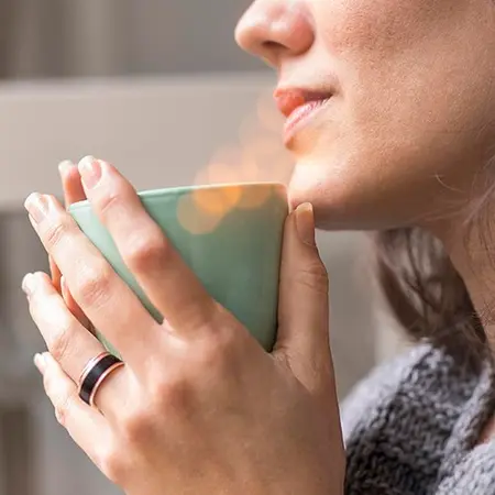 Mujer sosteniendo taza de Té caliente