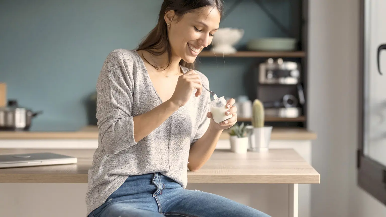 Ausreichend Bewegung und eine gesunde Ernährung sind ratsam während der Menstruation.