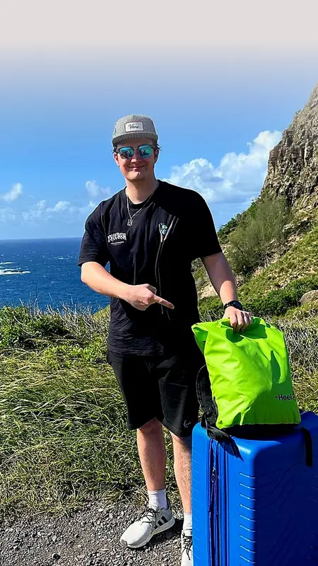 Maurice Weinert mit Heel-Koffer und Heel-Lauf Rucksack auf der Pazifikinsel Maui (Hawaii). 