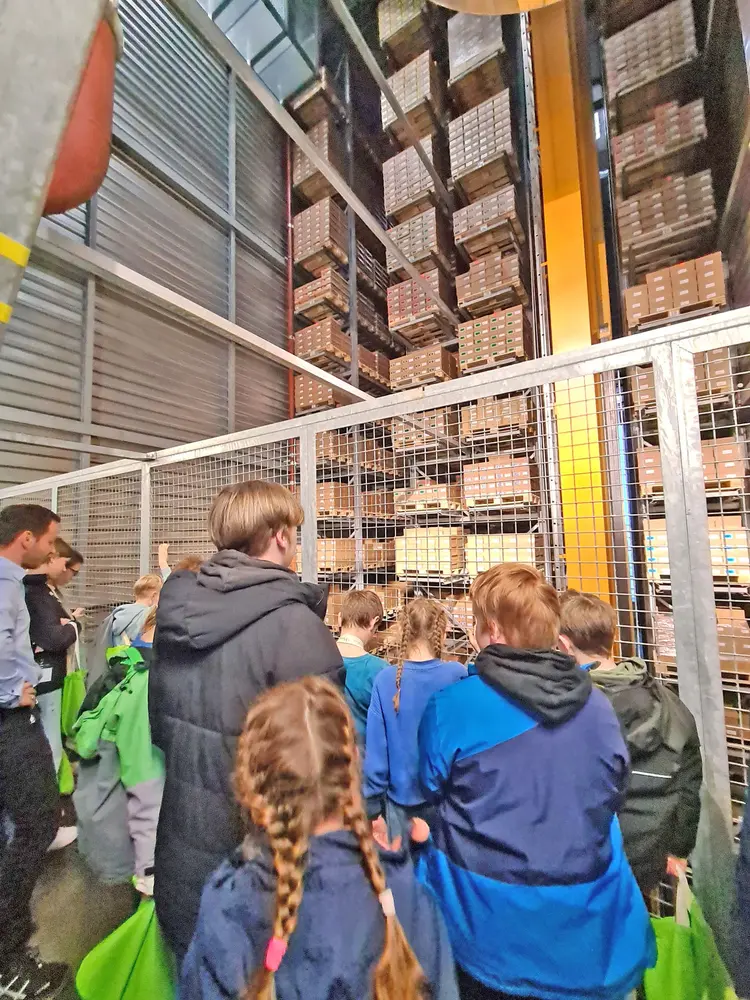 Staunende Kindergesichter im Hochregallager von Heel.