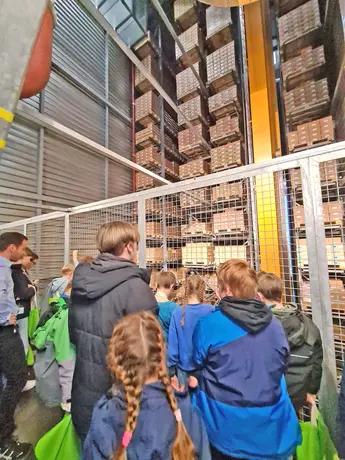 Staunende Kindergesichter im Hochregallager von Heel.