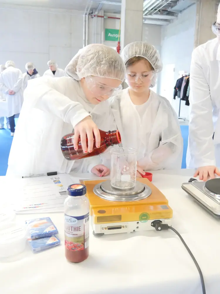 Mitarbeiterkinder von Heel stellen Gummibärchen her.