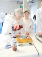 Mitarbeiterkinder von Heel stellen Gummibärchen her.