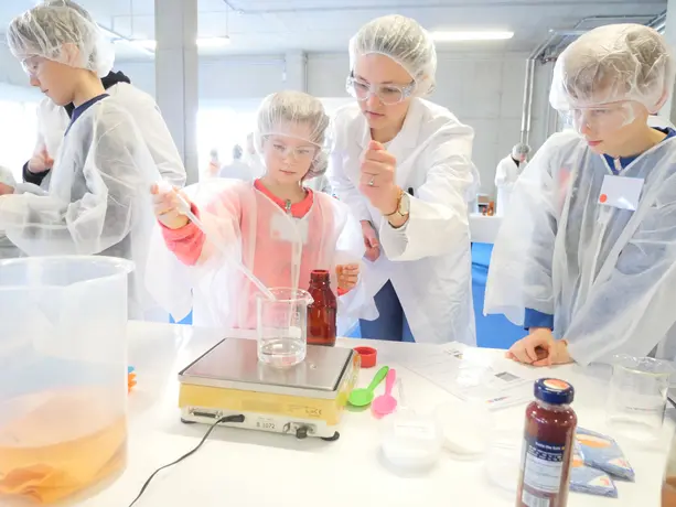 Gemeinsames Gummibärchen-Herstellen im Junior Labor unter fachkundiger Betreuung von Heel-Auszubildenden. 