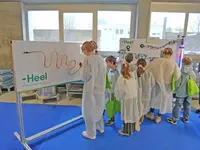 Beim Heißen Draht und an der Kugelbahn beweisen die Kinder von Heel-Mitarbeitern Geschick.