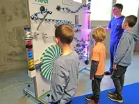 Die von Heel-Auszubildenden selbst gebaute Kugelbahn sorgt für Begeisterung bei den Kindern.