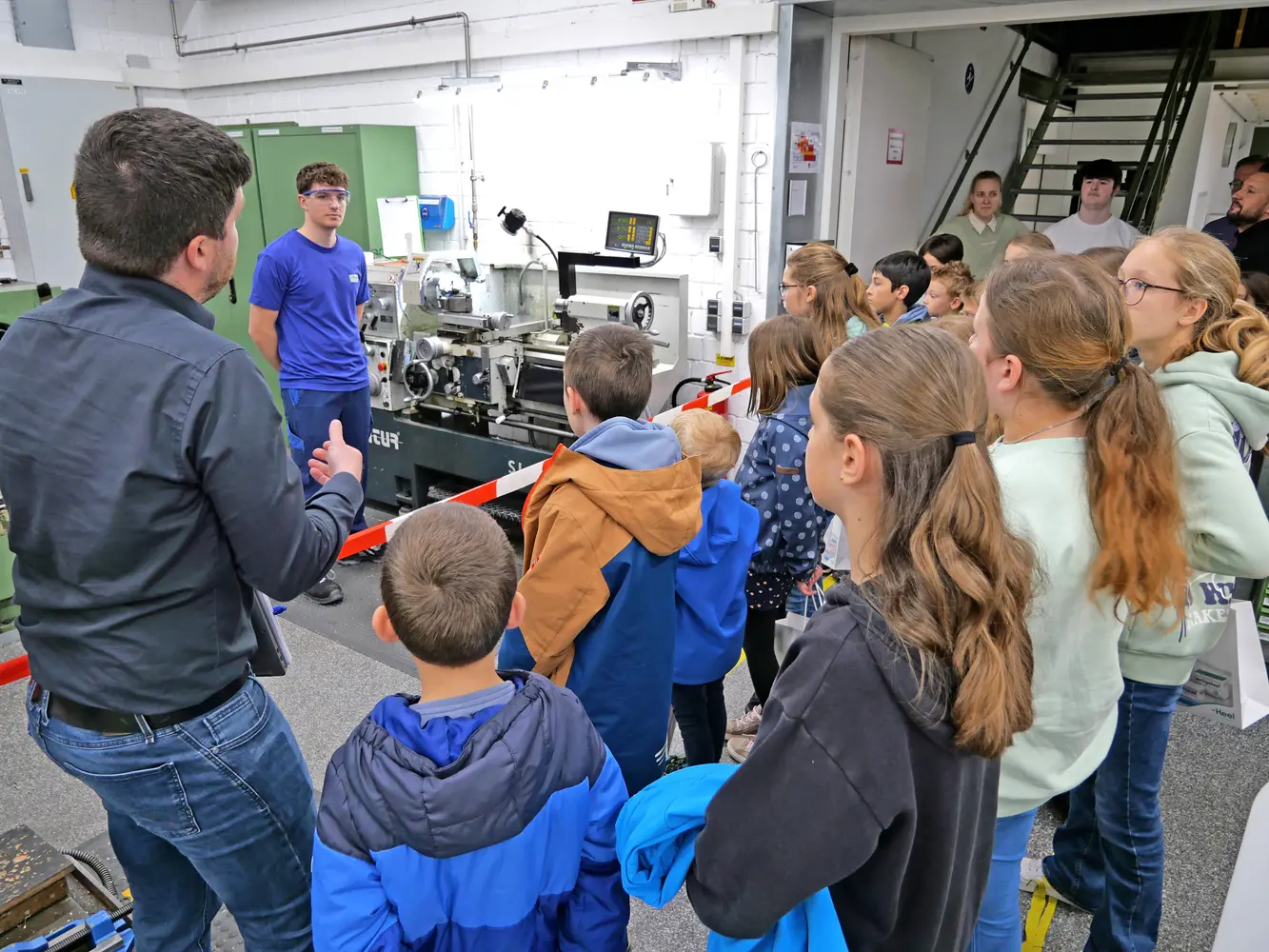 Heel-Mitarbeiterkinder auf Entdeckungstour in der Werkstatt. 
