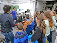 Heel-Mitarbeiterkinder auf Entdeckungstour in der Werkstatt. 