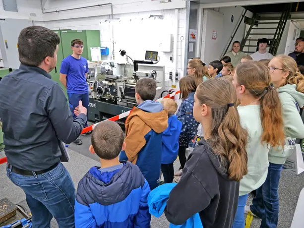 Heel-Mitarbeiterkinder auf Entdeckungstour in der Werkstatt. 