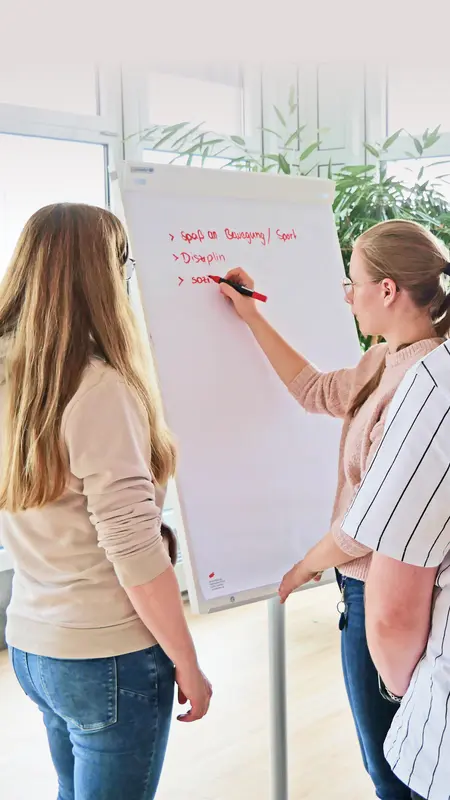 Heel Auszubildende und duale Studenten arbeiten engagiert in Workshops an Konzepten für einen gesunden Lebensstil.