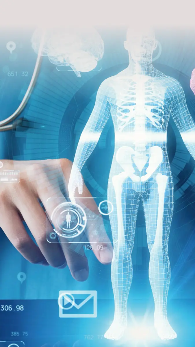 Medizinisches Fachpersonal nutzt ein Tablet mit holographischer Darstellung eines menschlichen Körpers und digitalen Gesundheitsdaten.
