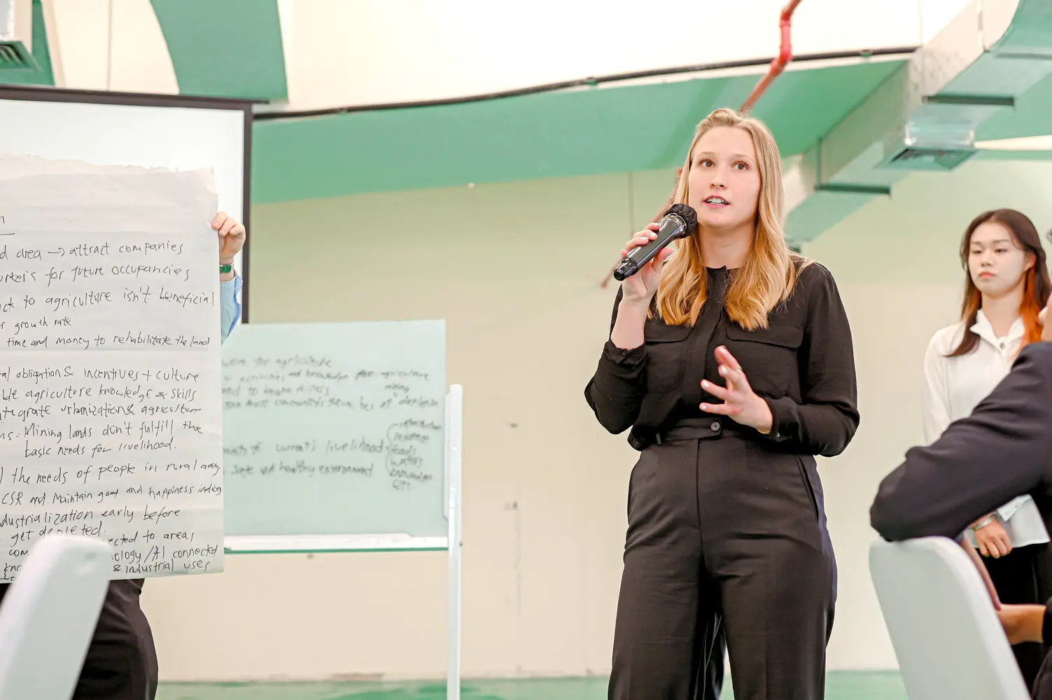 Sophie Doufrain präsentiert die Ergebnisse einer Teambuilding-Aufgabe.