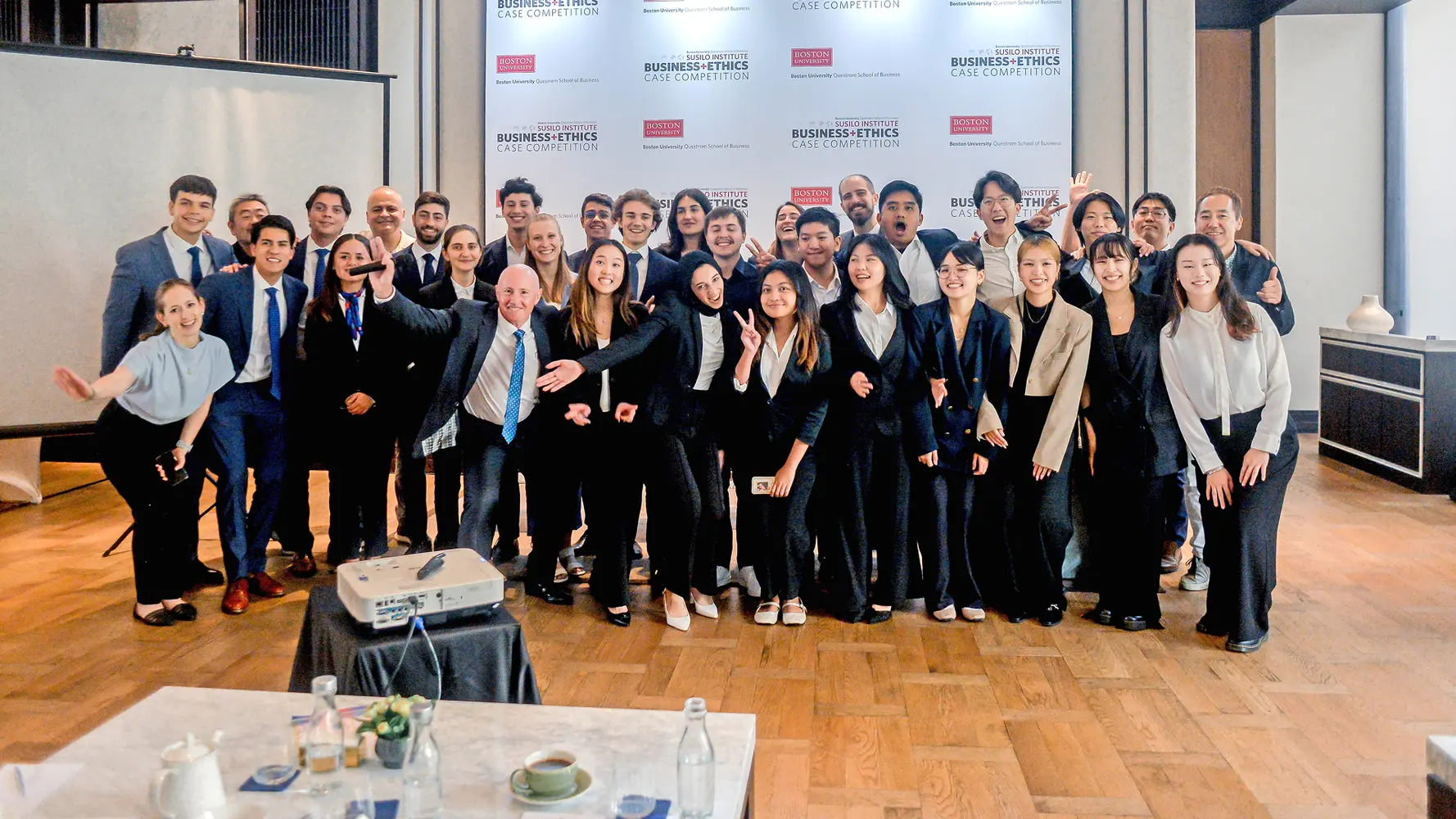 Gruppenbild mit den sechs Finalistenteams und ihren Coaches beim Wettbewerb in Jakarta.