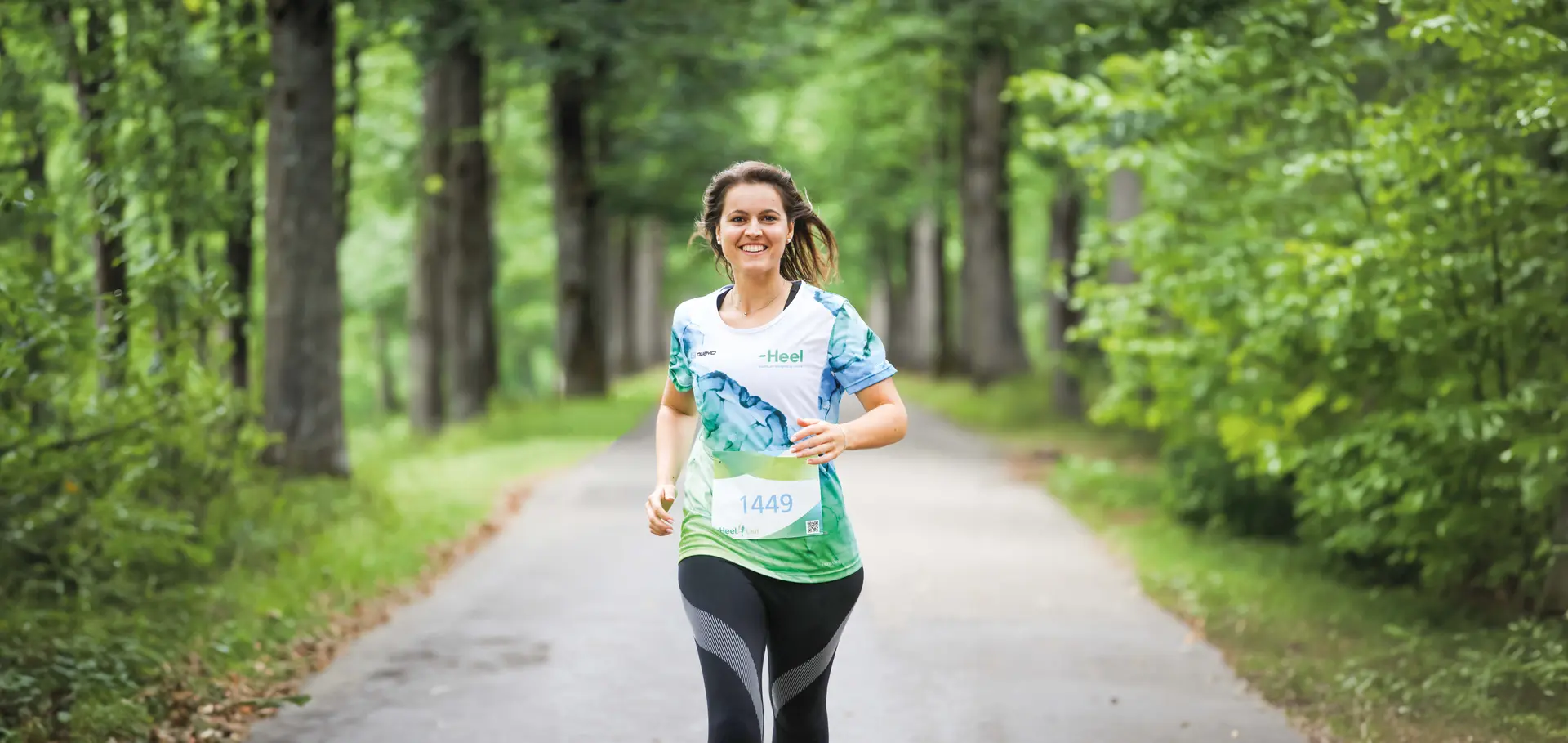 Läuferin trainiert im Park für den Heel-Lauf