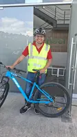 Heel Kolumbien Mitarbeiter steht in Warnweste und mit Helm vor Heel Bürogebäude.