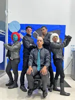 Gruppenbild von Heel Mitarbeitern verkleidet als Superhelden.  
