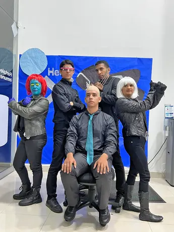 Gruppenbild von Heel Mitarbeitern verkleidet als Superhelden.  
