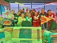 Gruppenbild von Heel Mitarbeitern verkleidet als Power Rangers.  
