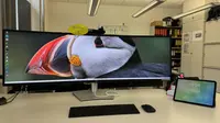 Arbeitsplatz mit einem großen Bildschirm und Tablet eines Heel Mitarbeiters aus dem IT Bereich. 