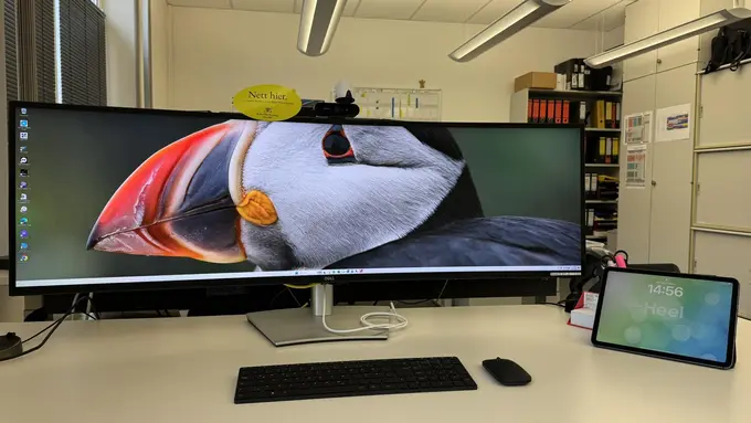 Arbeitsplatz mit einem großen Bildschirm und Tablet eines Heel Mitarbeiters aus dem IT Bereich. 