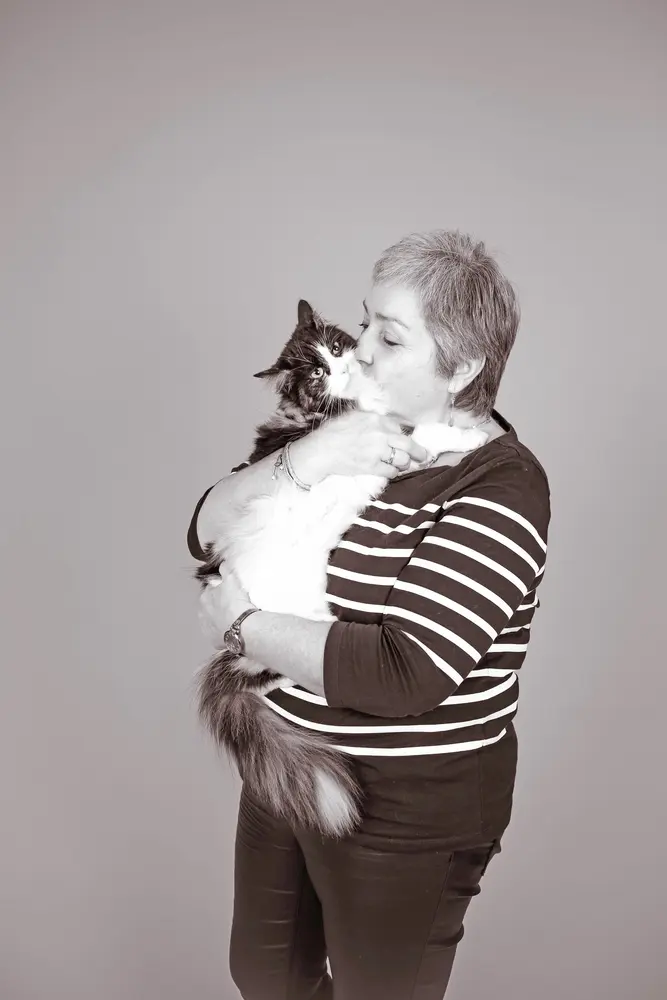 Sabine Veithen mit ihrer Katze.