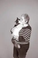 Sabine Veithen mit ihrer Katze.