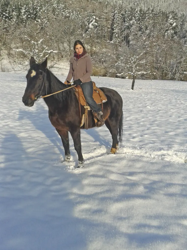 Cristina Kysely bei einem Ausritt im winterlichen Schwarzwald.