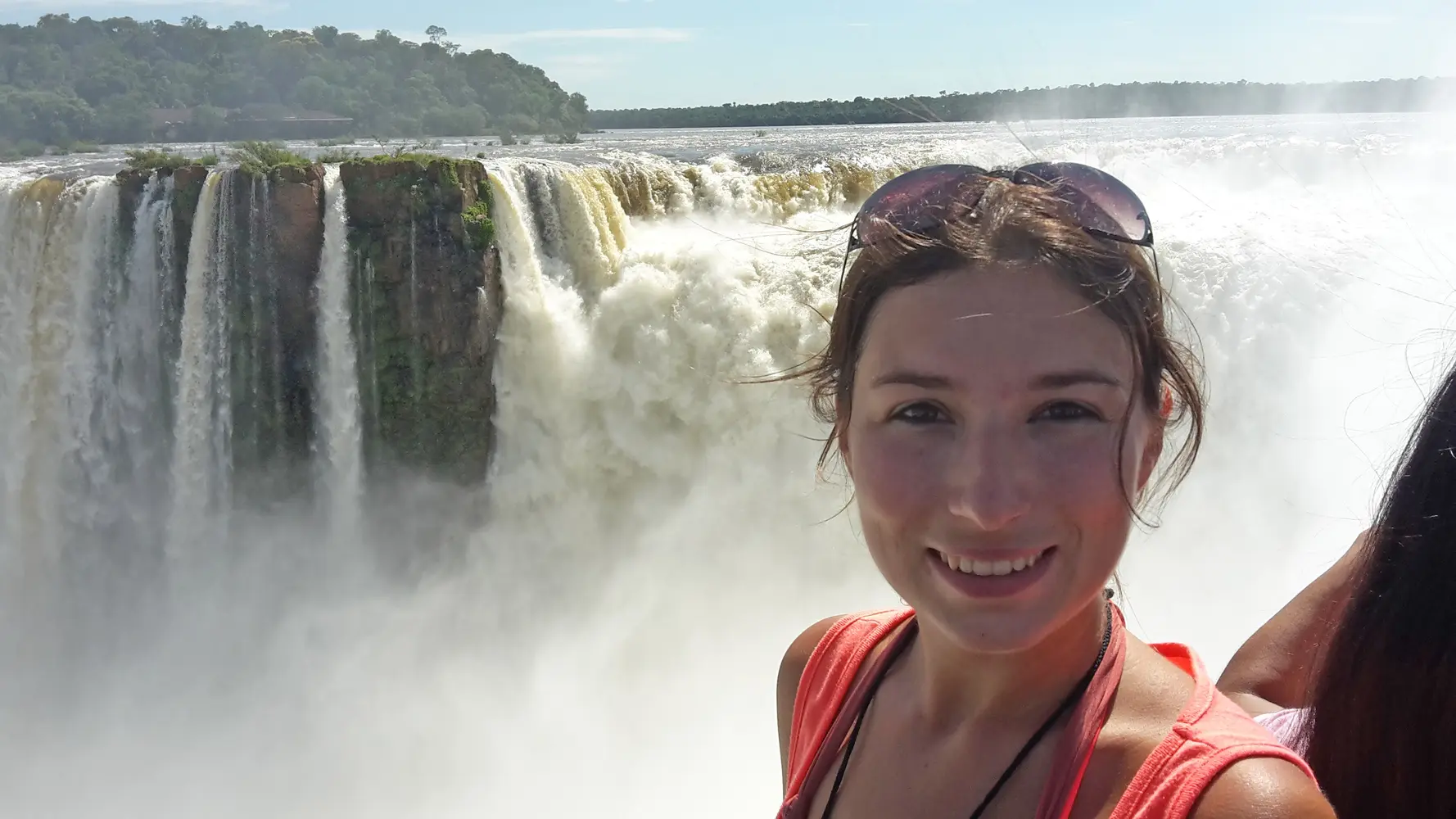Bei einer Reise besucht Cristina Kysely die beeindruckenden Iguazú-Wasserfälle in Argentinien.