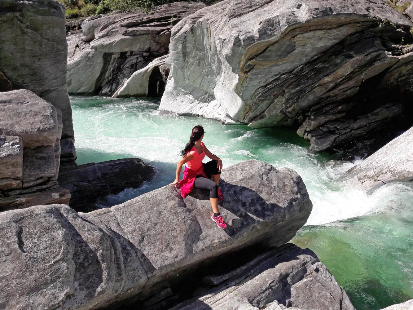 Cristina Kysely beim Wandern im Verzasca-Tal in den Schweizer Alpen.