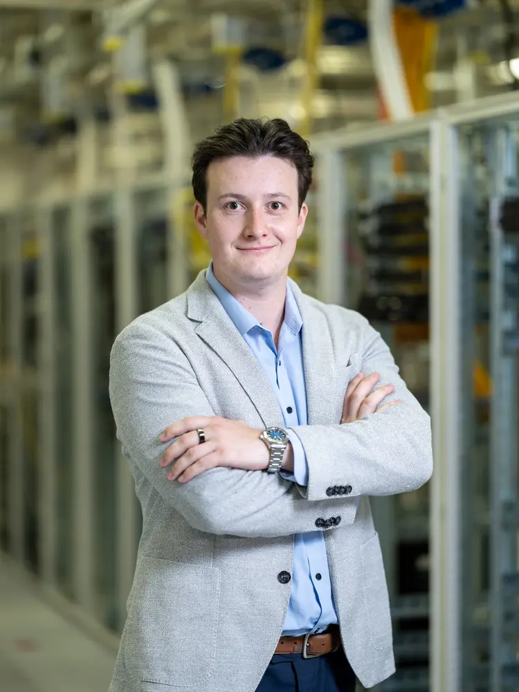 Maurice Weinert an seinem Arbeitsplatz bei Heel im Bereich im Information Management.