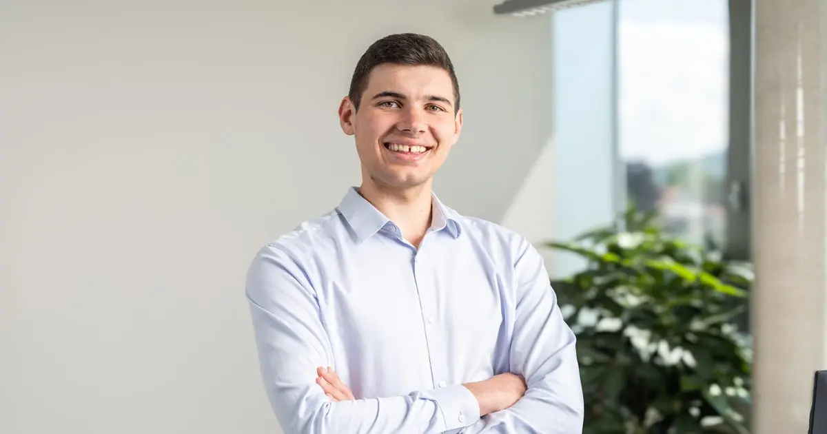 Kai Morgenthaler im Büro an seinem Arbeitsplatz.