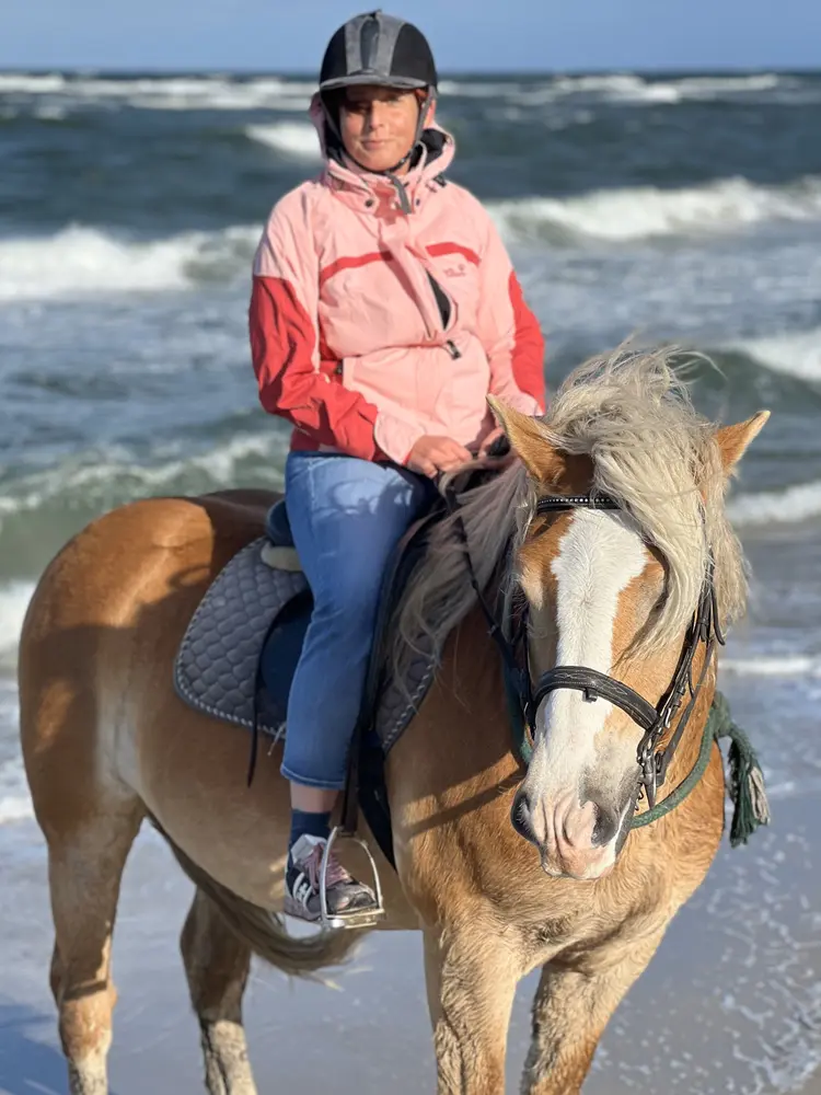 Sonja Lüderitz beim Reiten am Strand. 