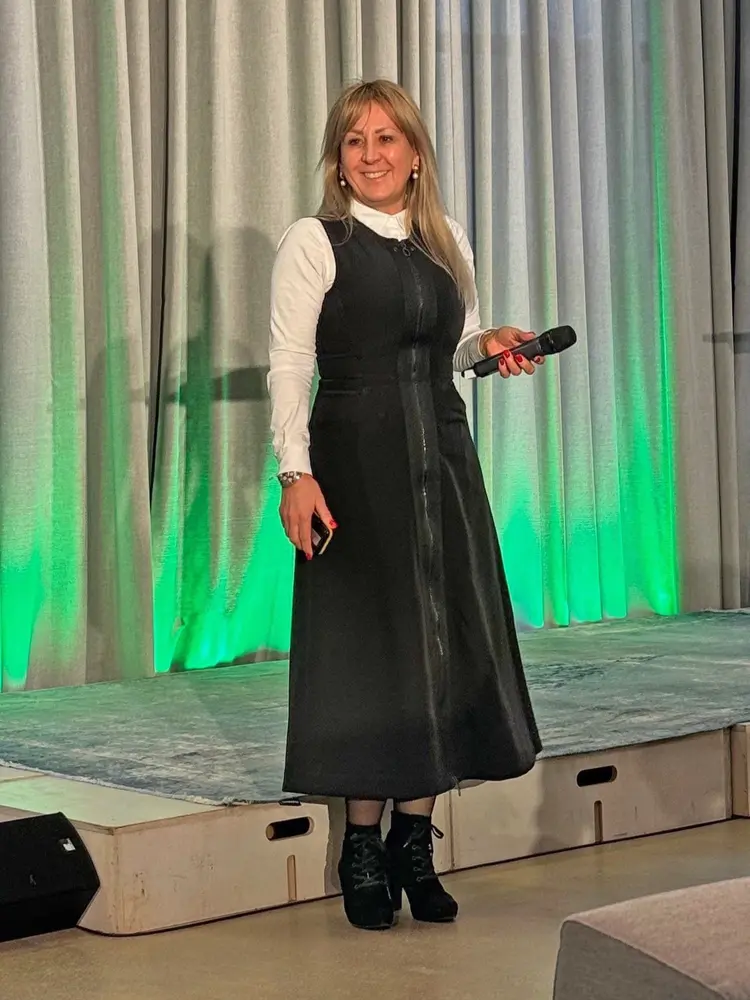 Heel-Außendienstmitarbeiterin Patricia Cerutti-Halfen stellt Heel-Arzneimittel auf einem Kongress vor. 