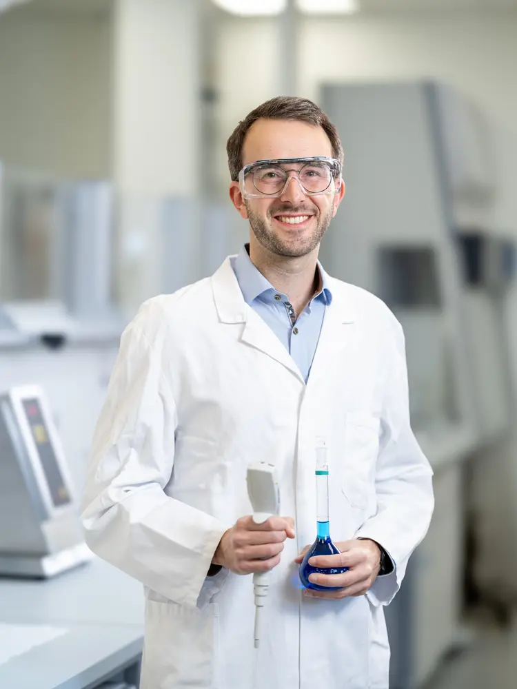 Philipp Mussler im Labor bei Heel.