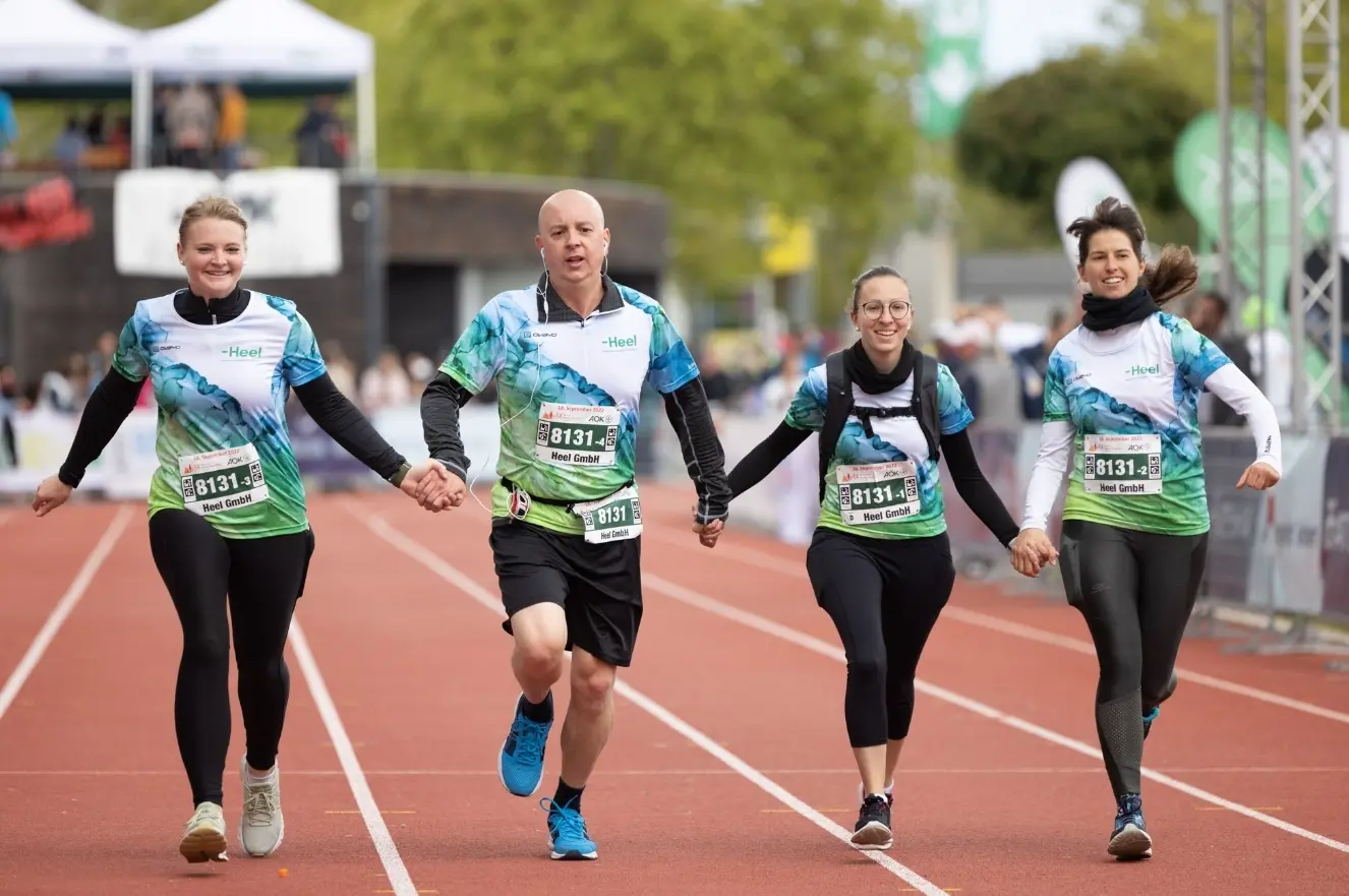 Sandra Spissinger (im Bild links) mit ihrer Heel-Laufgruppe beim Karlsruhe Marathon.