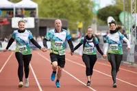 Sandra Spissinger (im Bild links) mit ihrer Heel-Laufgruppe beim Karlsruhe Marathon.