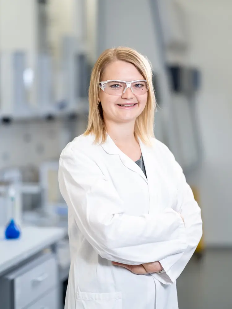 Chemielaborantin Sandra Spissinger im Labor bei Heel.