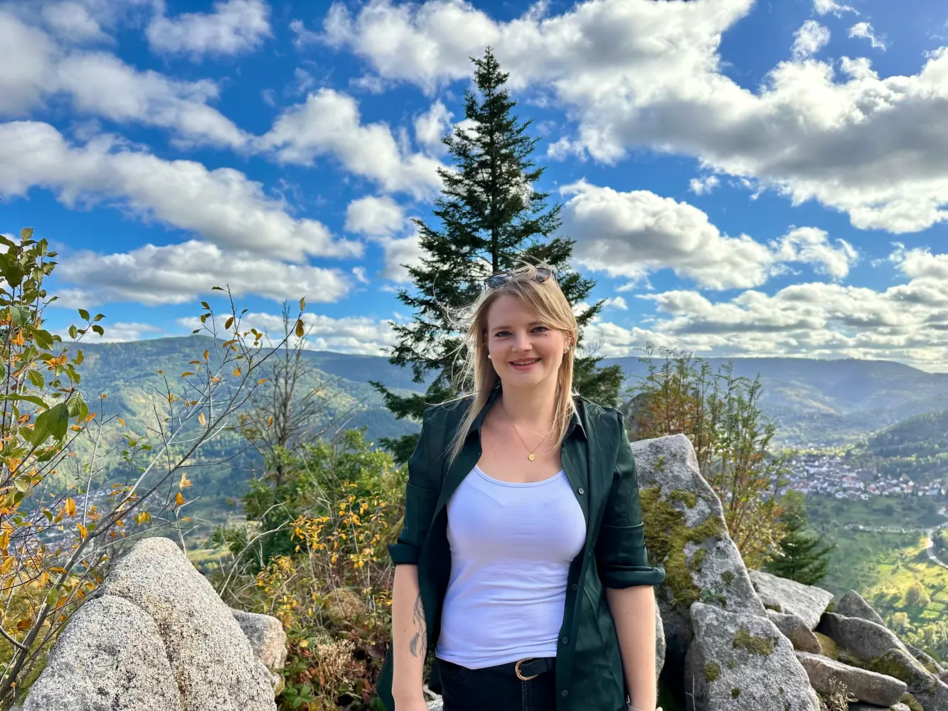 Sandra Spissinger beim Wandern im Schwarzwald.