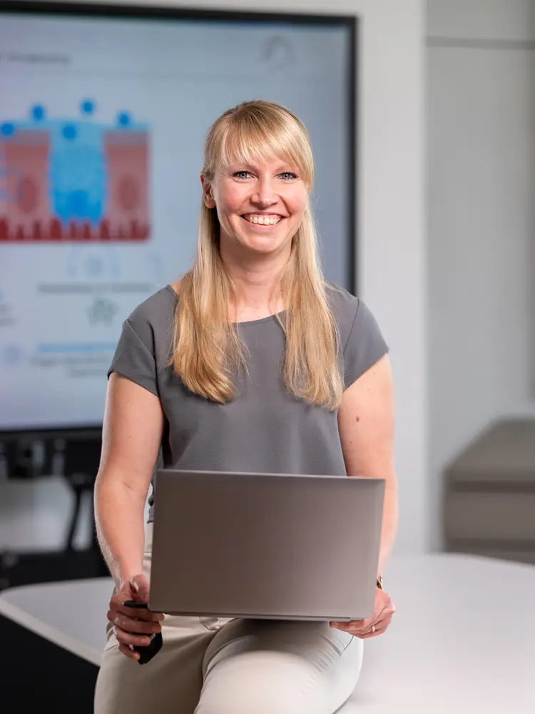 Dr. Kathrin Weyer, Preclinical & Scientific Medical Manager bei Heel, bei der Arbeit.