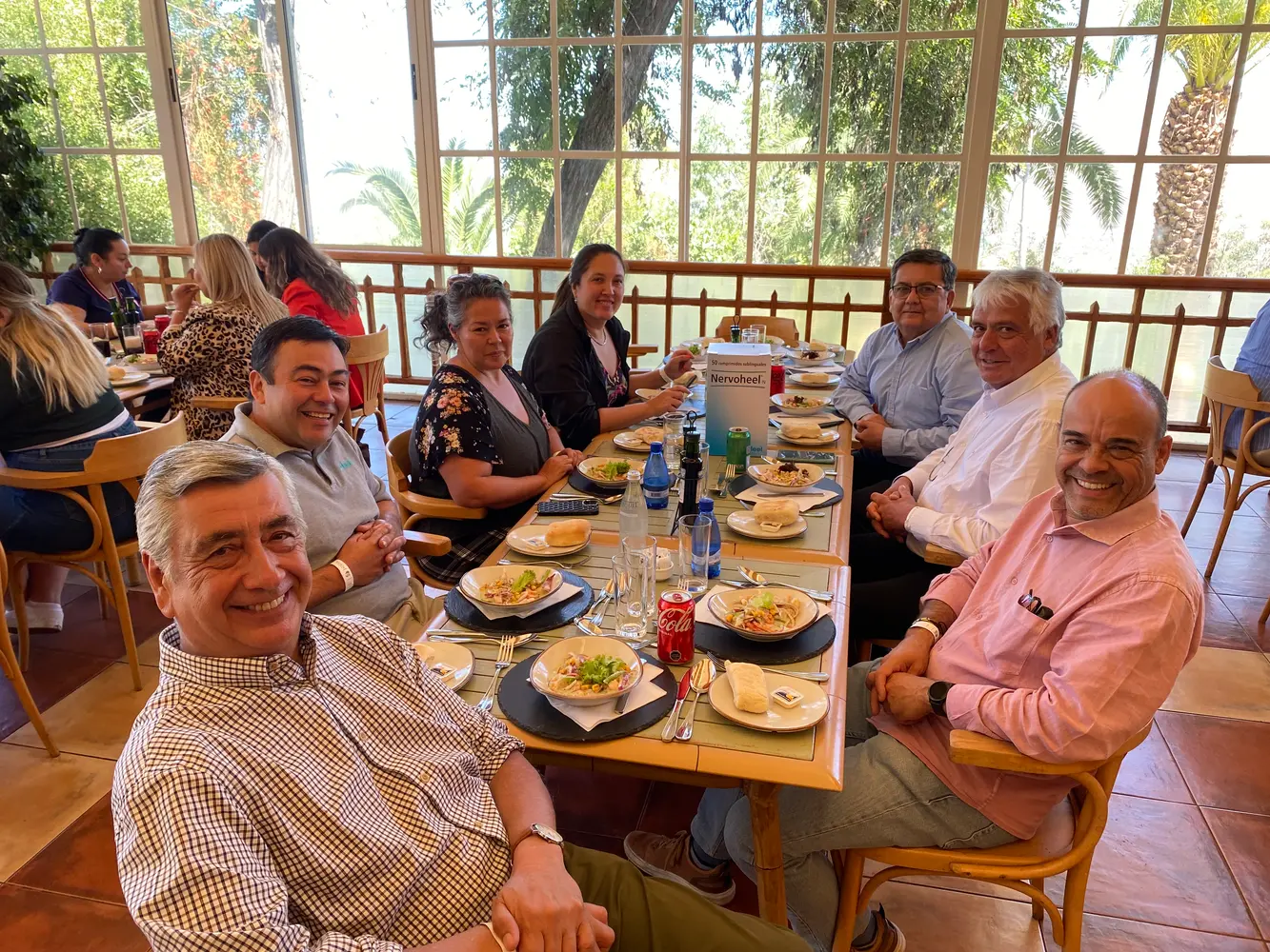 Heel Chile Mitarbeiter genießen gemeinsam ihr Mittagessen. 