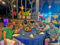 Heel Ecuador Mitarbeiter genießen gemeinsam ein leckeres Abendessen. 