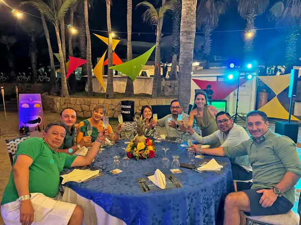 Heel Ecuador Mitarbeiter genießen gemeinsam ein leckeres Abendessen. 