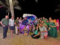 Heel Ecuador Mitarbeiter feiern nachts ausgelassen am Strand. 