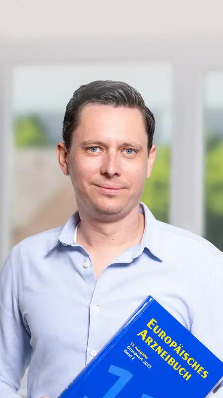 Dr. Axel Kraft, Manager Regulatory Affairs, an seinem Arbeitsplatz bei Heel. 